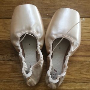 Bloch pointe shoes